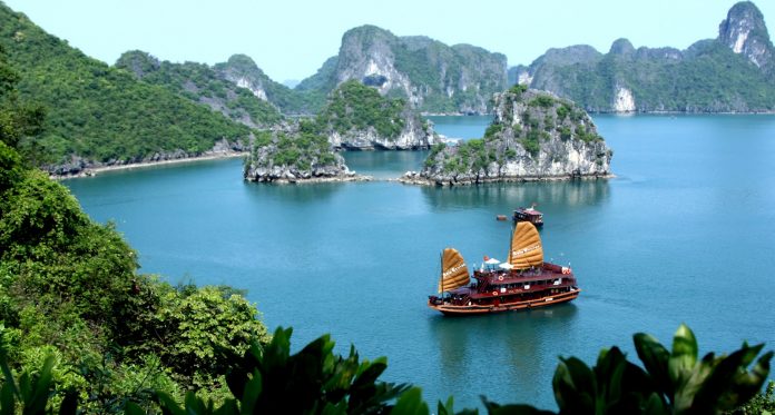 Package tour Halong Bay- Sapa 4 days 3 Nights By Bus